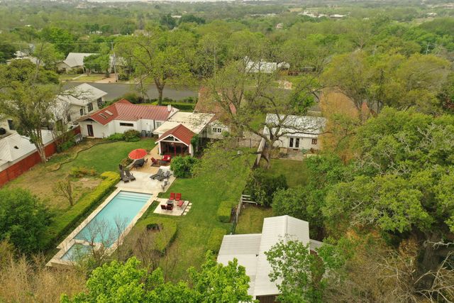 Sweet Escape: Historic 3500 sq ft Luxury Estate: Heated Pool, Hot Tub & Walkable to Main St image 4