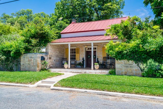 Sweet Escape: Historic 3500 sq ft Luxury Estate: Heated Pool, Hot Tub & Walkable to Main St image 3