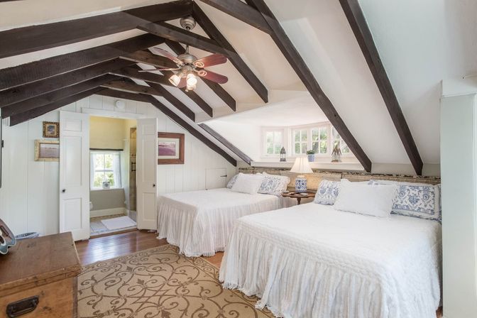 Sweet Escape: Historic 3500 sq ft Luxury Estate: Heated Pool, Hot Tub & Walkable to Main St image 27