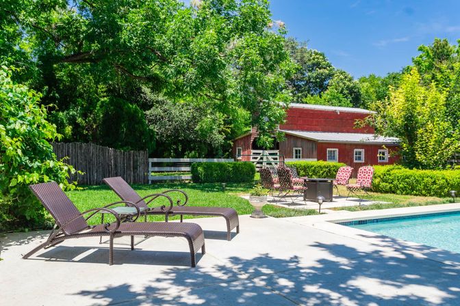 Sweet Escape: Historic 3500 sq ft Luxury Estate: Heated Pool, Hot Tub & Walkable to Main St image 37
