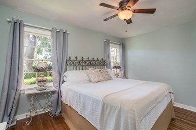 Sweet Escape: Historic 3500 sq ft Luxury Estate: Heated Pool, Hot Tub & Walkable to Main St image 25