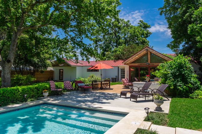 Sweet Escape: Historic 3500 sq ft Luxury Estate: Heated Pool, Hot Tub & Walkable to Main St image 33