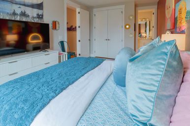 Dolly’s Pink Palace: Country-Chic Stay Near Broadway with Private Rooftop Deck image 26