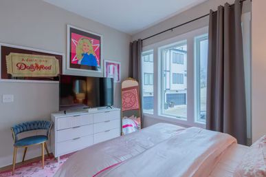 Dolly’s Pink Palace: Country-Chic Stay Near Broadway with Private Rooftop Deck image 18