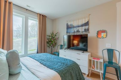Dolly’s Pink Palace: Country-Chic Stay Near Broadway with Private Rooftop Deck image 25