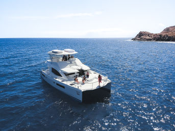Luxury 2 Bay Catamaran with Snorkeling, Open Bar & Lunch (Up to 30 Passengers) image 8
