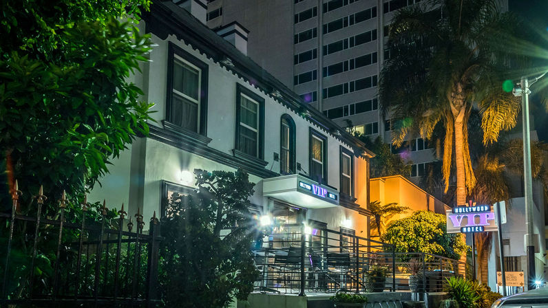 LA Ghosts Boos and Brews Haunted Pub Crawl image 9