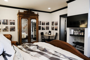 The Winchester Lodge: Boutique Hill Country Stay Just One Block from Main Street image 67