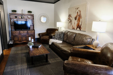 The Winchester Lodge: Boutique Hill Country Stay Just One Block from Main Street image 102