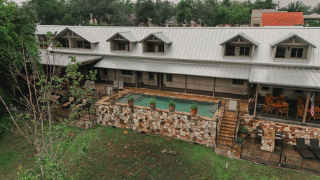 The Winchester Lodge: Boutique Hill Country Stay Just One Block from Main Street image 5