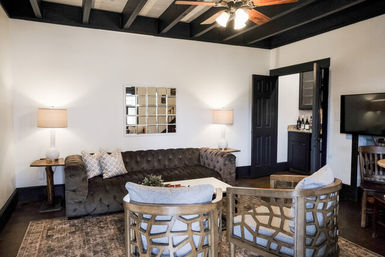 The Winchester Lodge: Boutique Hill Country Stay Just One Block from Main Street image 7