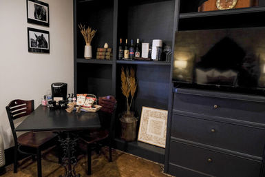 The Winchester Lodge: Boutique Hill Country Stay Just One Block from Main Street image 42