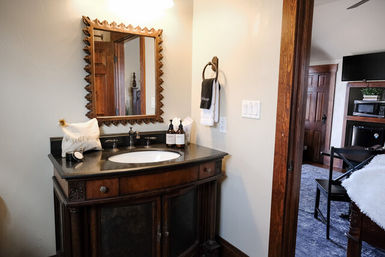The Winchester Lodge: Boutique Hill Country Stay Just One Block from Main Street image 56