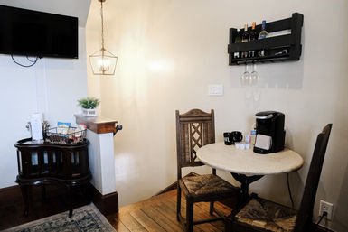 The Winchester Lodge: Boutique Hill Country Stay Just One Block from Main Street image 80