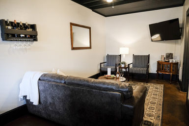 The Winchester Lodge: Boutique Hill Country Stay Just One Block from Main Street image 94
