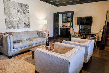 The Winchester Lodge: Boutique Hill Country Stay Just One Block from Main Street image 22