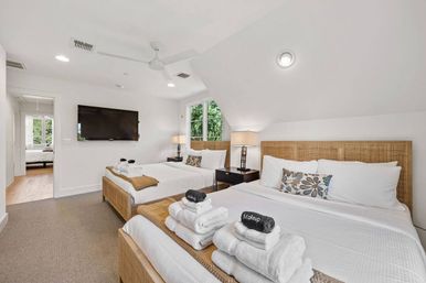 Sultana: Luxe Tarrytown Treehouse + Pool image 15