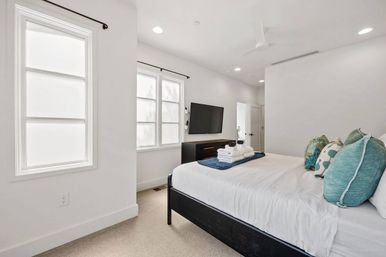 Sultana: Luxe Tarrytown Treehouse + Pool image 17