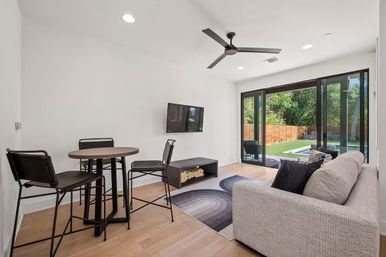 Sultana: Luxe Tarrytown Treehouse + Pool image 13