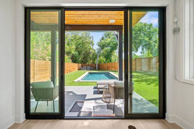 Sultana: Luxe Tarrytown Treehouse + Pool image 2