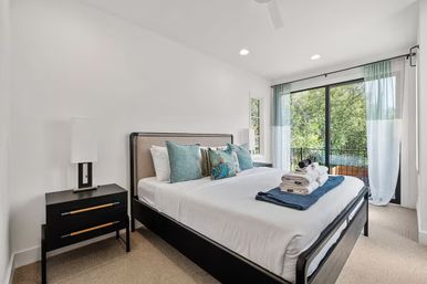 Sultana: Luxe Tarrytown Treehouse + Pool image 16