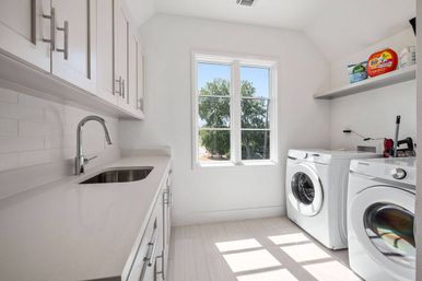 Sultana: Luxe Tarrytown Treehouse + Pool image 23