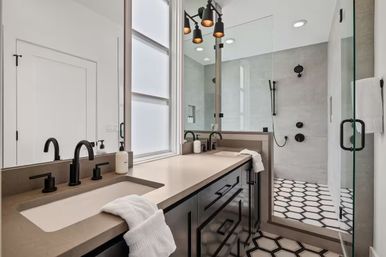 Sultana: Luxe Tarrytown Treehouse + Pool image 20