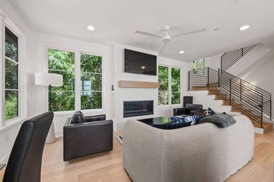 Sultana: Luxe Tarrytown Treehouse + Pool image 9