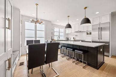 Sultana: Luxe Tarrytown Treehouse + Pool image 6