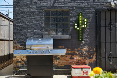 Southwestern Themed El Motel Bangtel in Logan Square with Private Patio & Grill image 8