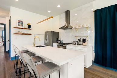 Modern Urban Oasis with 5 Bedrooms, Pool, Patio & Parking  image 6
