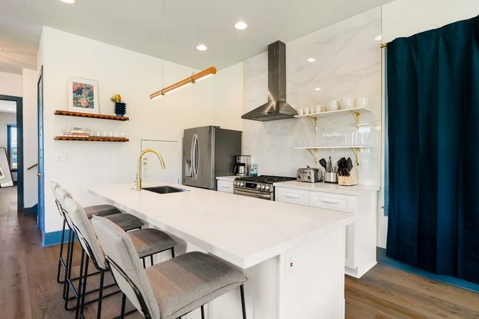 Modern Urban Oasis with 5 Bedrooms, Pool, Patio & Parking  image 6