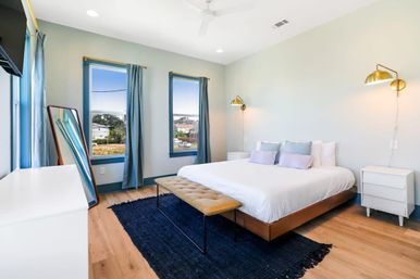 Modern Urban Oasis with 5 Bedrooms, Pool, Patio & Parking  image 11