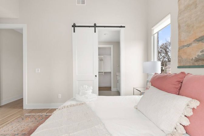 The Herman Haven 3 BR Townhouse: Peaceful Mornings & Lively Nights image 17