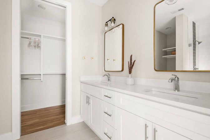 The Herman Haven 3 BR Townhouse: Peaceful Mornings & Lively Nights image 14