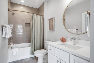 The Herman Haven 3 BR Townhouse: Peaceful Mornings & Lively Nights image 15