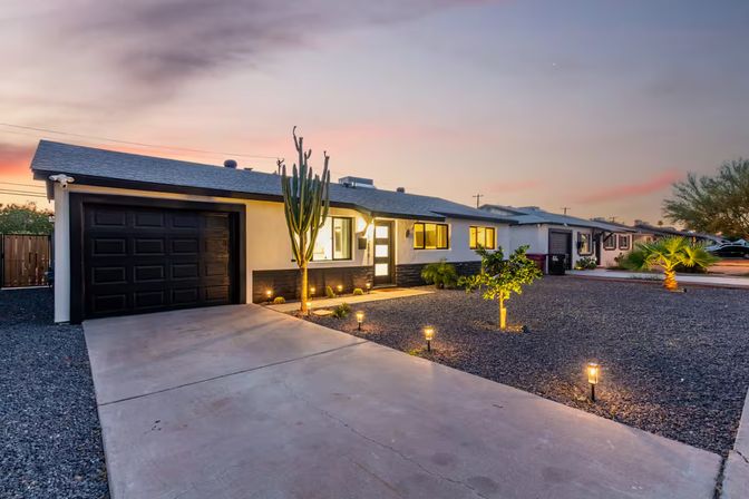 Casa Del Rey: Designer Stay with Private Casita, Pool + Lawn Games image 4
