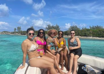 Tropical Bar Hopping Experience: Rose Island Beach Getaway & Floating Bar image 5