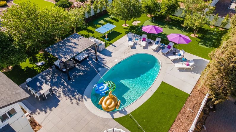 Viva Las Scottsdale: Vegas-Style Beach Club Getaway image 7
