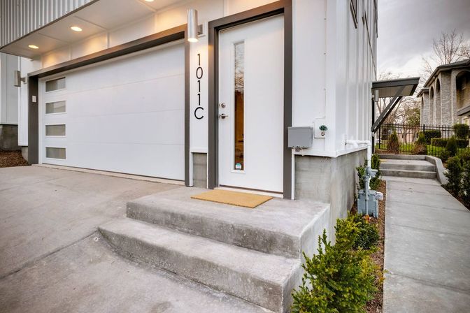 Double the Views, Double the Fun! Rooftop Views & Downtown Vibes: 6BR Near Broadway image 9