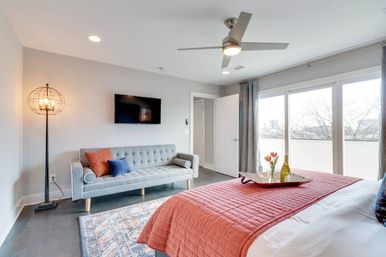 Double the Views, Double the Fun! Rooftop Views & Downtown Vibes: 6BR Near Broadway image 29