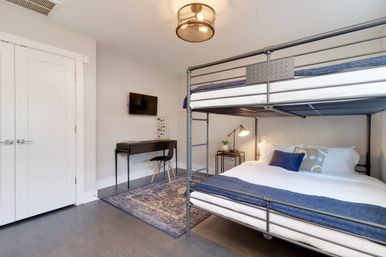 Double the Views, Double the Fun! Rooftop Views & Downtown Vibes: 6BR Near Broadway image 37