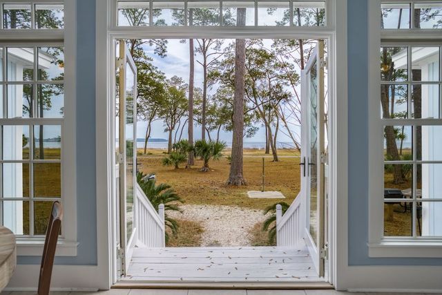 The Grand Daufuskie Oceanfront: 6BR Beachfront Home Near Melrose Pool and Club Facility image 4
