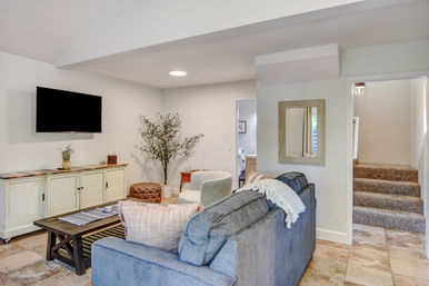 The Palmer Farmhouse: Elegant Sonoma Retreat with Pool, Hot Tub & Outdoor Living image 17