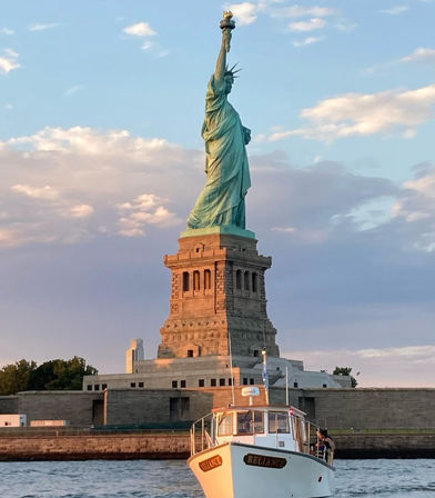 Sunset Party Cruise: Statue of Liberty, Manhattan Skyline, Brooklyn Bridge & more image 4