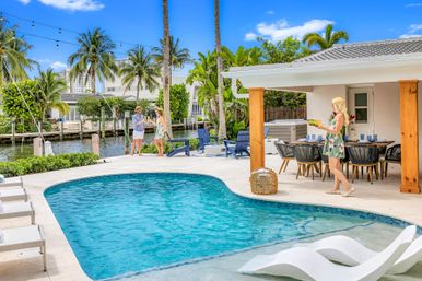 Bermuda Key Waterfront Villa for Groups: Heated Pool, Jacuzzi & Dock Access image 5