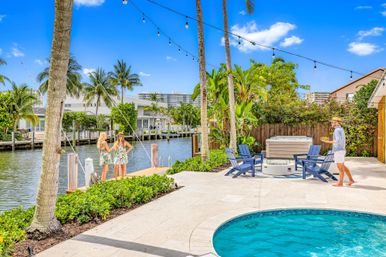 Bermuda Key Waterfront Villa for Groups: Heated Pool, Jacuzzi & Dock Access image 7