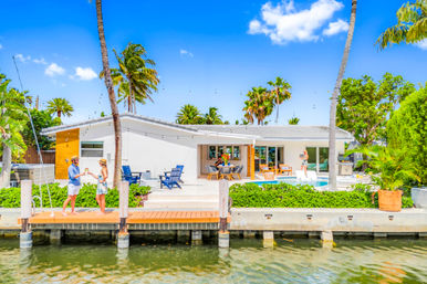 Bermuda Key Waterfront Villa for Groups: Heated Pool, Jacuzzi & Dock Access image 3