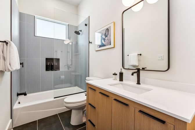Spacious Upscale Home with Heated Pool and Parking image 2
