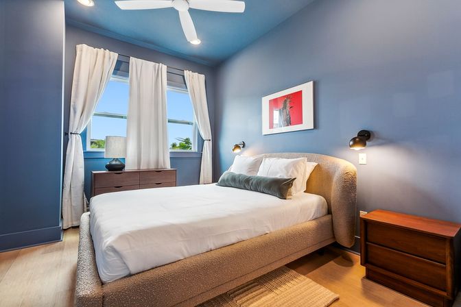 Spacious Upscale Home with Heated Pool and Parking image 19